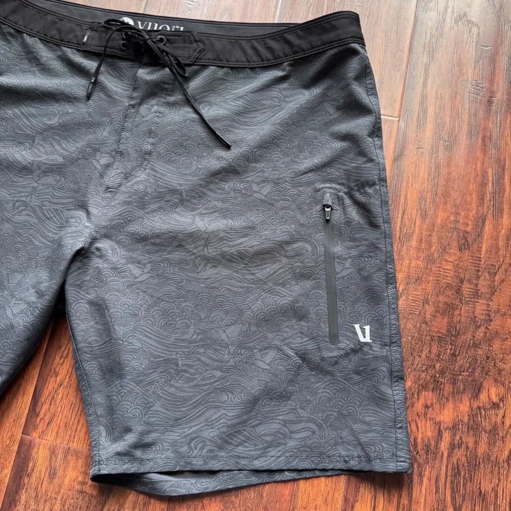 Vuori Mens Infinity Board Shorts Black Grey Wave Sz 38 Swim Trunks Surf Stretch